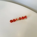 Elegante fermaglio con fiori secchi rossi in perline trasparenti su base dorata - Petali di Cristallo Rotondi (Clip a Becco d'Anatra con Petali di Cristallo Rotondi)