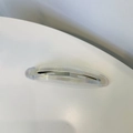 Dettaglio della clip per capelli ovale in acetato con trama perlata iridescente e chiusura - Bianco Iridescente Trasparente