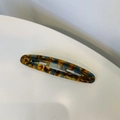Vue détaillée d'une barrette ovale en acétate avec motif écaille bleu et ambre - Écaille de Tortue Bleu Blanc