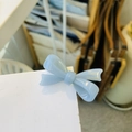 Fermaglio per capelli a fiocco azzurro con una scritta dorata France Handmade - Fermaglio Becco d'Anatra Fiocco Blu Nebbia