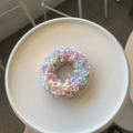 Handgefertigter Häkel-Haargummi in Pastellfarben auf einem weißen Präsentationsteller - Lila-Rosa (Dünnes Seil)