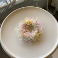Detail eines bunten Rüschen-Haargummis aus Organza mit rosa-grüner Netzstruktur-Schichten - Hellrosa-Gelb (Ausgefranste Kante)
