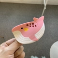 Détail d'une pince à cheveux en forme de baleine rose en acétate avec finition brillante - Baleine Rose