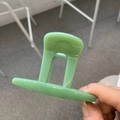 Détail d'une pince à cheveux vert menthe avec finition brillante tenue en main - Boucle Papillon Chapeau Pince Moyenne (env. 8cm) / Vert Feuille