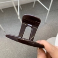 Détail de la pince à cheveux marron foncé brillant montrant sa finition et sa prise - Boucle Papillon Chapeau Pince Moyenne (env. 8cm) / Chocolat