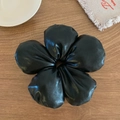 Gros plan du chouchou floral noir avec texture satinée sur table en bois - Noir Brillant