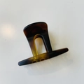 Vue détaillée de la pince à cheveux en ambre avec texture élégante en acétate et fini brillant - Boucle Papillon Chapeau Pince Moyenne (env. 8cm) / Écaille Claire Mate