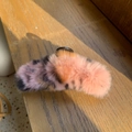 Gros plan sur une pince à cheveux en fausse fourrure rose et orange tachetée - Léopard Rose (11cm)