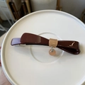 Pasador de pelo con lazo de acetato, colgante de cuenta en contraste y hecho a mano - Marrón Oscuro