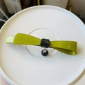 Pinza para el pelo con lazo verde oliva y negro y un elegante colgante de perla redonda - Verde Aguacate