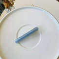 Dettaglio del fermaglio per capelli in acrilico blu con scritta Barrette La France oro - Blu