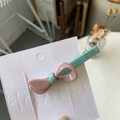 Eleganter bonbonfarbener Acetat-Haarclip mit Schleife und goldener France Handmade Schrift - Rosa-Blaue Klammer