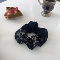 Franse stijl scrunchie met luipaardprint en zwarte stof met witte Change letter bedrukking - Luipaard Patchwork Letterstijl