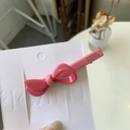 Detailansicht einer rosa Schleife Haarklammer mit goldenem FRANCE Handmade Logo - Rosa-Rosa Klammer