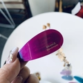Détail de la barrette en acétate magenta avec inscription dorée France Handmade - Violet Foncé