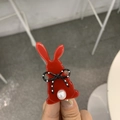 Dettaglio fermaglio a coniglio rosso in acetato con fiocco a pois e perla bianca - Becco d'Anatra Coniglio con Perla Ispessita / Rosso