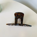 Eleganter mittlerer Haarklammer aus Acetat mit Schildpattmuster und blauem Glitzer - Schildpatt