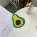 Detailansicht einer glänzenden Avocado-Haarklammer aus Acryl auf einer Displaykarte - Entenschnabel-Haarclips / Avocado