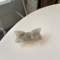 Detailaufnahme der Acetat-Haarspange mit Marmormuster und graviertem Handmade-Logo - Tintenmuster (Geschenkschleife)