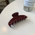Elegante molletta per capelli in resina rosso intenso lucido su superficie bianca - Sette Denti Rosso Borgogna