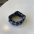 Gebreide haarelastiek met houndstooth patroon en sterren in zwart en grijs - Zwart Houndstooth