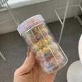 Tarro de bolas de felpa coloridas para accesorios de cabello en colores de caramelo - Rosa Y Amarillo