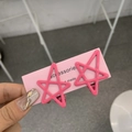 Primer plano de pinzas para el cabello metálicas rosa con forma de estrella en cartón - Estrella Hueca / rosa intenso