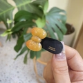 Dettaglio del fermaglio a fiocco in resina ambra con incisione dorata a mano - Arancia alla Gelatina