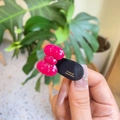 Dettaglio di un fermaglio per capelli con fiocco magenta e marchio dorato fatto a mano - Rosa Fucsia