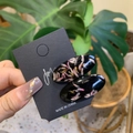 Elegante ovale Haarspangen aus Harz mit getrockneten rosa Blütenblättern im Set - Schwarze Blütenblätter