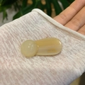 Dettaglio di un fermaglio per capelli crema con incisione France Handmade - Bianco Crema Clip Perla
