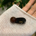 Dettaglio di una perla sferica marrone su un fermaglio per capelli nero fatto a mano - Cioccolato Fondente Clip Perla