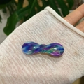 Detail der handgefertigten Acetatscheide mit blauem Marmormuster und Goldlogo - Irisierendes Blau-Violett