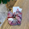 Détail du chouchou à carreaux rouges avec étiquette Alline et petit nœud sur bois - Chouchou Nœud Carreaux Dégradé Rouge / Rouge