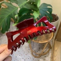Elegante pinza per capelli grande in acetato bordeaux con etichetta oro e design cavo - Grande Pinza a Orecchie di Gatto