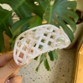 Pinza per capelli in acetato marmorizzato rosa con design intrecciato e logo dorato - Bianco (Pinza a Maglia Vuota)