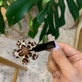 Fermaglio per capelli a fiore leopardato con strass rosa e logo dorato fatto a mano - Fermaglio Per Capelli Con Fiore Leopardato E Strass Con Perla Marrone