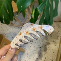 Dettaglio della grande pinza per capelli con motivo floreale su resina color crema - Pinza Floreale Francese Nuvola