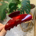 Dettaglio macro della pinza per capelli in acetato bordeaux con scritta dorata Barrette La France - Pancia Rotonda Sette Denti
