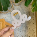 Minimalistische Haarklammer in Wellenform aus mattweißem Harz mit starker goldener Feder - Geleeweiß (8cm)