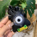Détail d'un chouchou monstre créatif en cuir noir texturé avec un grand œil décoratif - Noir Monstre Cyclope