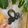Primo piano di una pinza per capelli a doppia onda color talpa scuro con molla in metallo - Grigio Scuro (8cm)