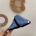 Pinza para el pelo de tela azul marino con emblema plateado de estilo británico - Pinza Triangular Tela Azul