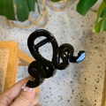 Makrodetail der glänzend schwarzen wellenförmigen Haarklammer zur Größenveranschaulichung - Glänzend Schwarz (8cm)