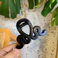 Nahaufnahme der mattschwarzen Doppelwellen-Haarklammer für eine detaillierte Textur - Matt Schwarz (8cm)