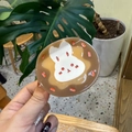 Detailopname van een schattige sushi rijstbal haarklem met een hars konijn ontwerp - Konijn Dorayaki Stijl