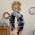 Nahaufnahme des Plüsch-Haarreif mit Leopardenmuster und weicher Kunstfell-Textur - Grau Leopard