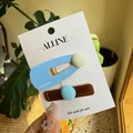 Elegantes Haarspangen-Set mit blauem und braunem Design und Kugeln auf weißer Displaykarte - Buchstaben-Rundball-Clip-Set / Blau