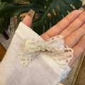Fermaglio per capelli a fiocco in acetato cangiante con elegante bordo in pizzo ondulato - Clip a Becco d'Anatra in Pizzo a Righe Bianche (7cm)