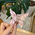 Strukturierte rosa Marmor Schmetterling Haarklammer mit eleganten Acrylflügeln und Goldfeder - Rosa Matte Textur Schmetterling